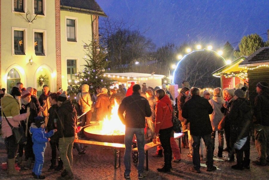 Weihnachtsmarkt in der alten Oberförsterei in Hartmannsdorf - Der Weihnachtsmarkt am Abend und bei einsetzendem Schneefall. 