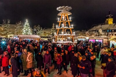Weihnachtsmarkt in Marienberg eröffnet - Auf dem Marienberger Markt herrscht seit Mittwochabend wieder weihnachtliche Atmosphäre.