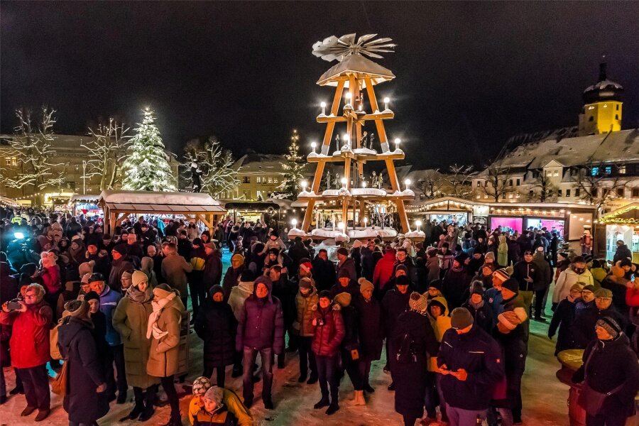 Weihnachtsmarkt in Marienberg eröffnet - Auf dem Marienberger Markt herrscht seit Mittwochabend wieder weihnachtliche Atmosphäre.