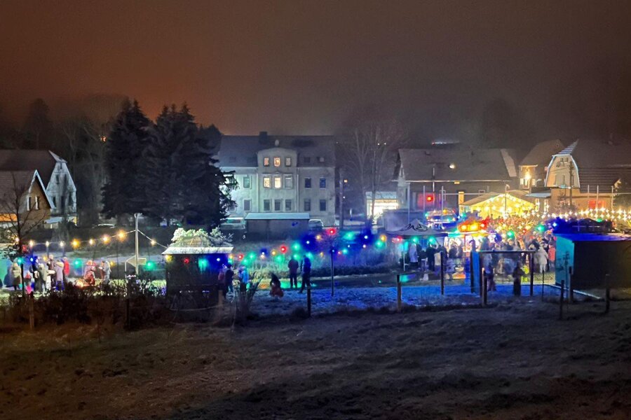 Weihnachtsmarkt in Sachsenburg besuchen und Gutes tun - Blick auf Sachsenburg mit dem Weihnachtsmarkt, ein Foto aus dem Vorjahr.