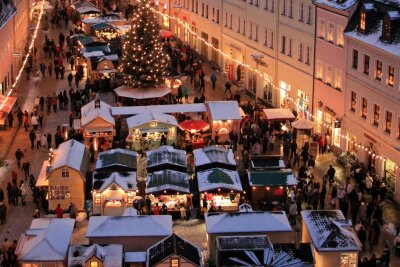 Weihnachtsmarkt in Schneeberg: Das lohnt sich für Besucher besonders - Festlich geschmückt und im Glanz der Lichter strahlt der Weihnachtsmarkt vor dem Rathaus von Schneeberg zum „Lichtelfest“. a