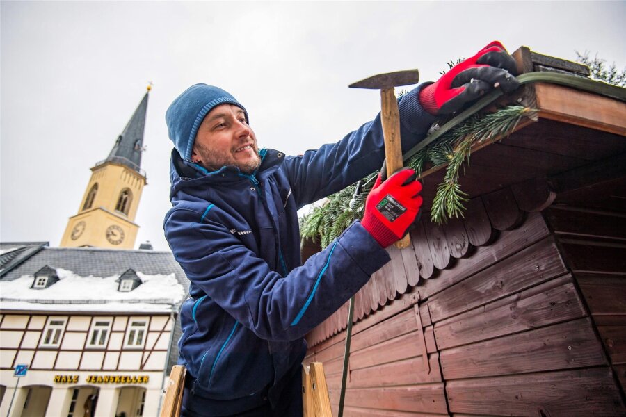 Weihnachtsmarkt in Stollberg: Warum die Vorfreude groß ist - Jens Beyer von der Dienstleistungsgesellschaft Stollberg feilt an den letzten Details der Buden. Am Freitag öffnet der Weihnachtsmarkt.