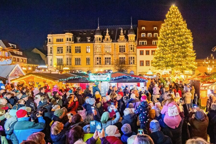 Weihnachtsmarkt in Zwickau eröffnet: Was die Gäste vermisst haben - Mit einem lauten Countdown haben zahlreiche Besucher das Anschalten der Weihnachtsbaumlichter begleitet. 