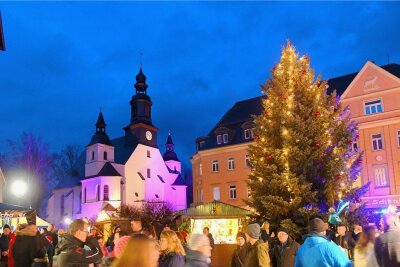Weihnachtsmarkt und Co. - Reichenbach fährt beim Feiern auf Sicht - Da war die Welt noch heil gewesen. 2018 zog der Weihnachtsmarkt Reichenbach zahlreiche Menschen an und versetzte sie in festliche Stimmung. 