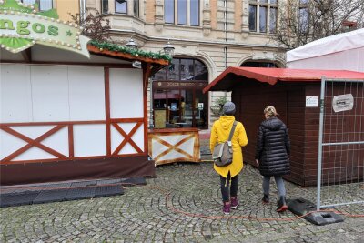 Weihnachtsmarkt Zwickau: Neuer Bühnen-Standort schlägt vorab Wellen - Zu wenig Platz, um vom Weihnachtsmarkt-Gelände zum Café „Dolce Freddo“ zu gelangen? Die Kultour Z. hat einen Durchgang bei der Bühne extra verbreitert.