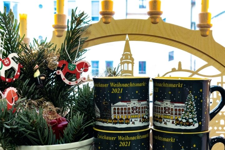 Weihnachtsmarktbesuch am Computer - Die Original Zwickauer-Weihnachtsmarkt-Glühweintasse 2021 kann man in der Tourist-Information kaufen. 