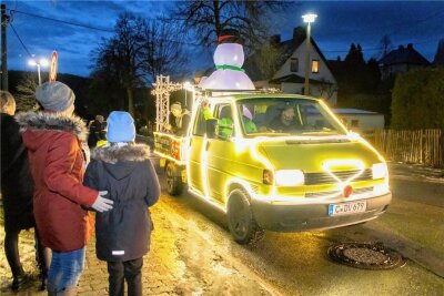 Weihnachtsmobil rollt durch Thalheim - und bringt süße Überraschung - 