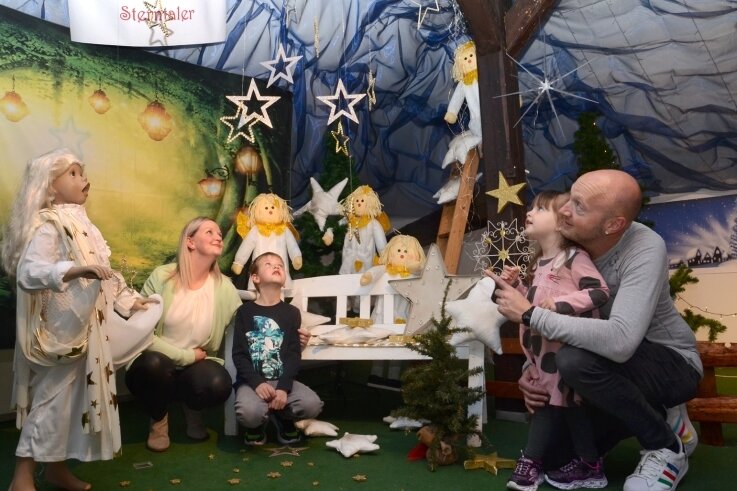 Weihnachtsschau im Juni beendet Corona-Pause - Sebastian und Sandra Petzoldt aus Lengenfeld haben sich mit ihren Kindern Jascha und Mirja in der Märchenecke "Sterntaler" angesehen. 