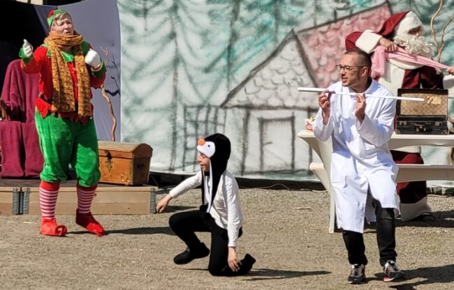 Mitglieder des Vereins "Ei gucke ma!" führten im Schlosshof Wolkenburg ein Theaterstück auf.