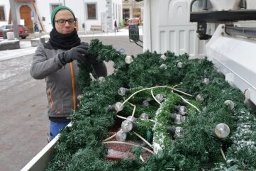 Elektromonteur Florian Breitfeld packt den Weihnachtsschmuck am Obermarkt ein.