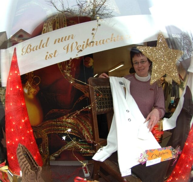 Weihnachtsträume hinter blanken Scheiben - 
              <p class="artikelinhalt">Jana Fronzke vom gleichnamigen Rochlitzer Jeans-Shop beteiligt sich in diesem Jahr erstmals am Schaufensterwettbewerb.</p>
            
