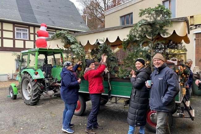 Weihnachtstraktor fährt am Sonntag durch Schneppendorf