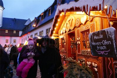 Weihnachtstrubel im mittleren Erzgebirge: Vier Empfehlungen der Redaktion zum zweiten Adventswochenende - Das Lebkuchenhaus der Hexe ist fester Bestandteil des Weihnachtsmarkts auf Schloss Wildeck.