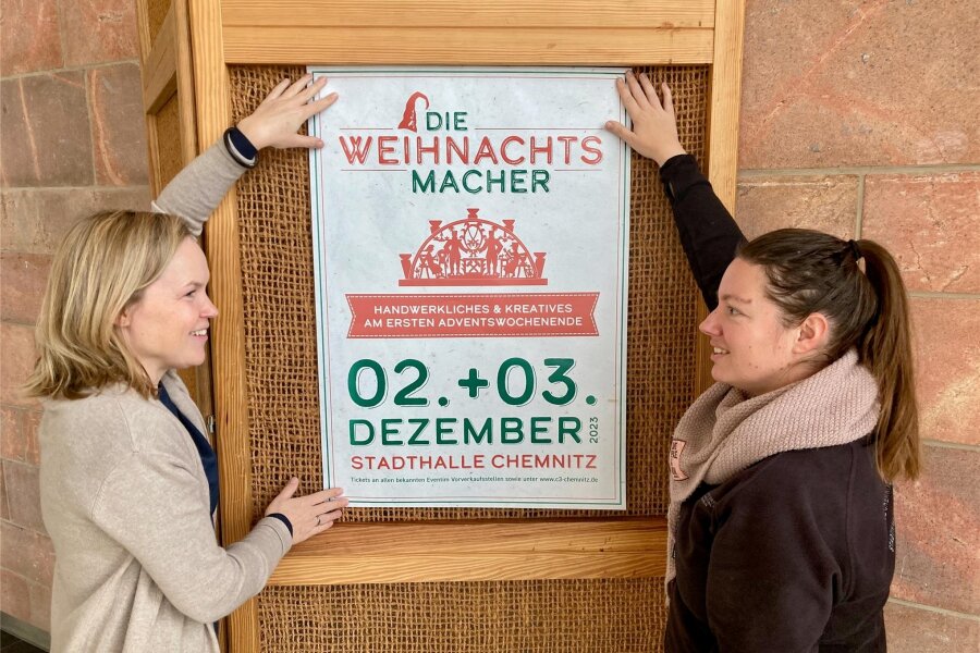 Weihnachtswunderland in Chemnitz öffnet die Türen - Yvonne Buchheim (links) und Kira Mutze vom Veranstaltungsteam laden am Wochenende in die Stadthalle ein.
