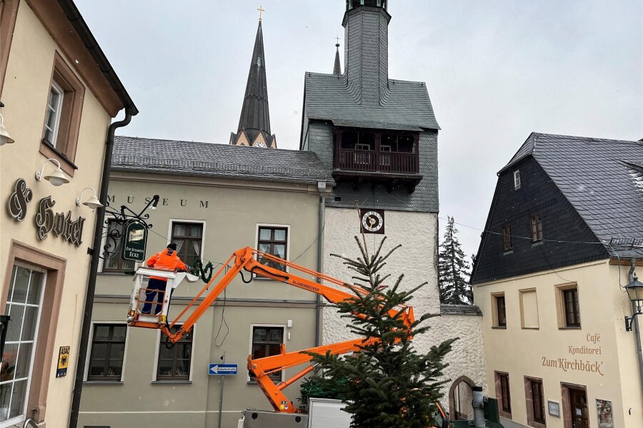 Weihnachtszauber verlässt Burgstädt: Bauhof baut Lichter und Sterne ab - Am Markt in Burgstädt entfernt der Bauhof die Weihnachtsbeleuchtung, hier am Heimatmuseum mit Seigerturm.