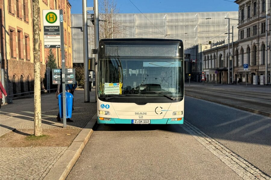 Weil die GDL streikt: Eine Ersatzbusfahrt mit Hindernissen von Chemnitz nach Zwickau - Schon in Chemnitz am Hauptbahnhof war der Bus mit neun Minuten Verspätung gestartet. Ergo: Der Anschlussbus in Hohenstein-Ernstthal war dann weg.