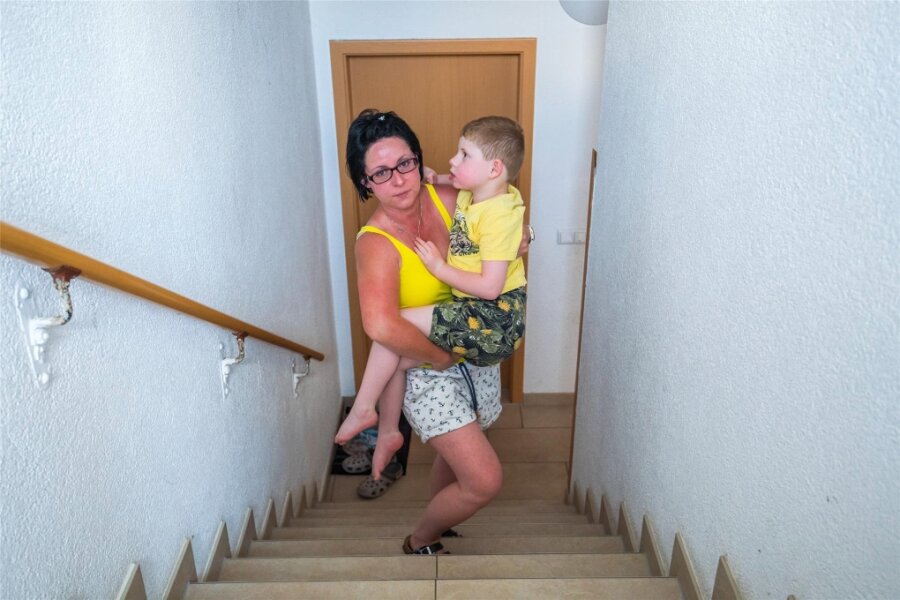 Weil die Last zu groß wird: Mutter im Erzgebirge kämpft um Treppenlift für schwerbehinderten Sohn - Katja Siegel wohnt mit ihrem Sohn Kurt in einem Haus in Eibenstock in der oberen Etage. Jeden Tag trägt sie den schwerstbehinderten Jungen die Treppe hinauf.