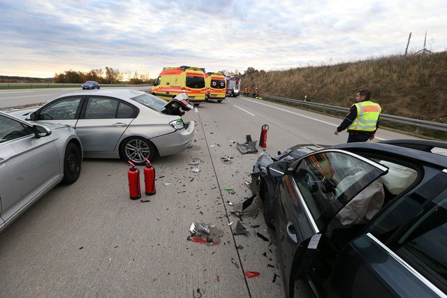 Weil die Sonne tief stand: Zwei Unfälle, fünf Verletzte auf A4 - Der Unfall ereignete sich auf der A4 zwischen Glauchau und Hohenstein-Ernstthal.