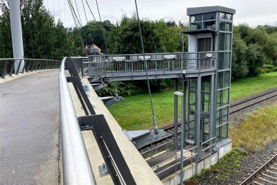 Weil die Türen fehlen, kann Fahrstuhl am Bahnhof von Wilkau-Haßlau nicht in Betrieb genommen werden - Der Fahrstuhl an der Hängebrücke in Wilkau-Haßlau bleibt nach einem Vandalismusschaden weiter gesperrt.