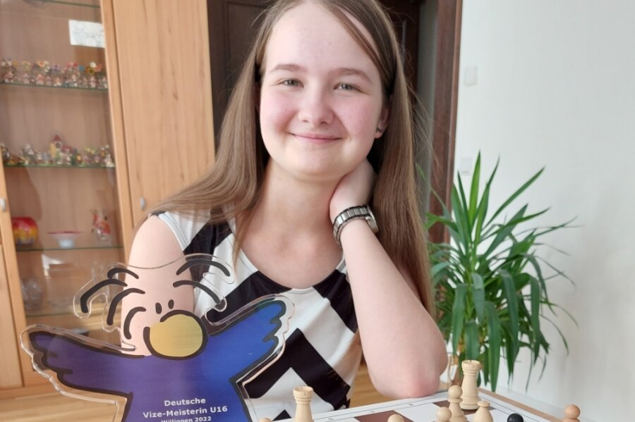 Saskia Pohle im heimischen Wohnzimmer. Die 14-Jährige ist Deutsche Jugendschach-Vize-Meisterin. 