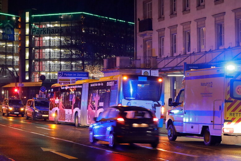Weil er auf die Corona-Regeln hinwies: Chemnitzer Busfahrer von Masken-Verweigerer geschlagen - 