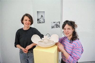Weil es das Leben ist: Zwei Künstlerinnen sammeln Menstruationsgeschichten aus Chemnitz - Constanze Kresta (links) und Johanna Bender laden ein, Mentruationsgeschichten zu erzählen. Diese wollen sie später in einer Installation verwenden. Dabei sollen die Geschichten aus Objekten wie einem Becken-Knochen aus Ton (Bild) erklingen.