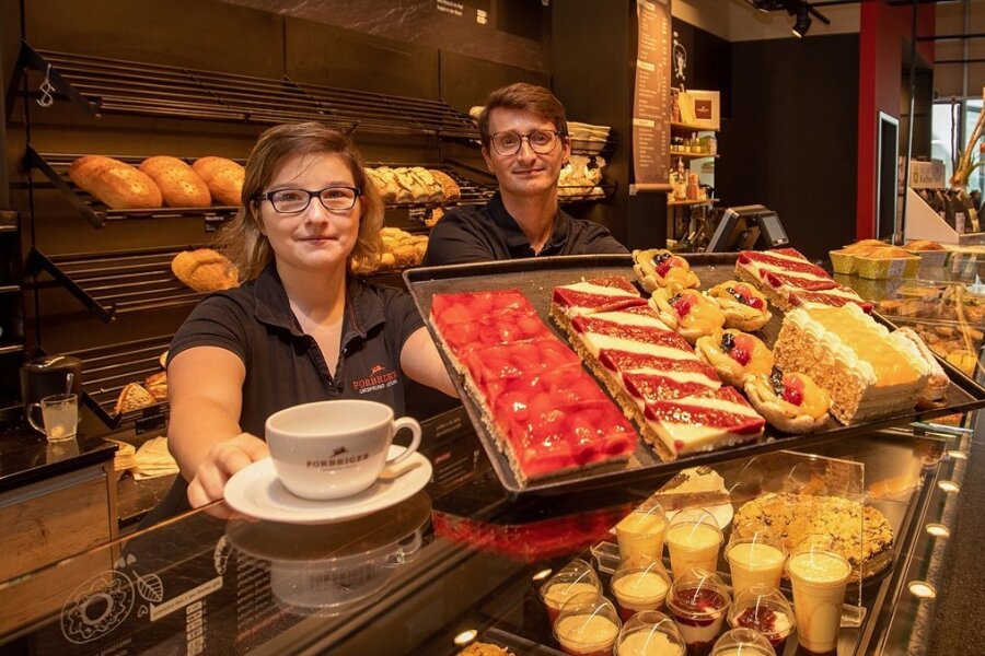 Verkäufer Isabell Stahl und Mario Döring halten den Betrieb in Kay Forbrigers Filiale am Landratsamt am Laufen. Im Café will sich der Unternehmer zukünftig auf das Snack-Angebot konzentrieren. 