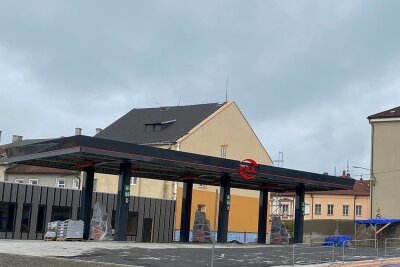 Weil so viele Vogtländer hier tanken: Neue Tankstelle entsteht im Grenzort - Vor ihrer Fertigstellung steht die neue Tankstelle im westböhmischen Schönbach/Luby. Die alte Anlage ist in normalen Zeiten dem Kundenstrom aus dem oberen Vogtland kaum mehr gewachsen.