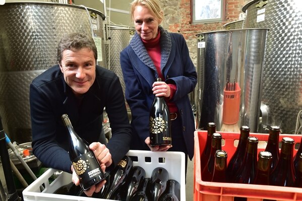 Wein des Südens aus dem Elbtal - Martin Schwarz und Lebenspartnerin Grit Geißler mit dem ersten Nebbiolo aus Sachsen.