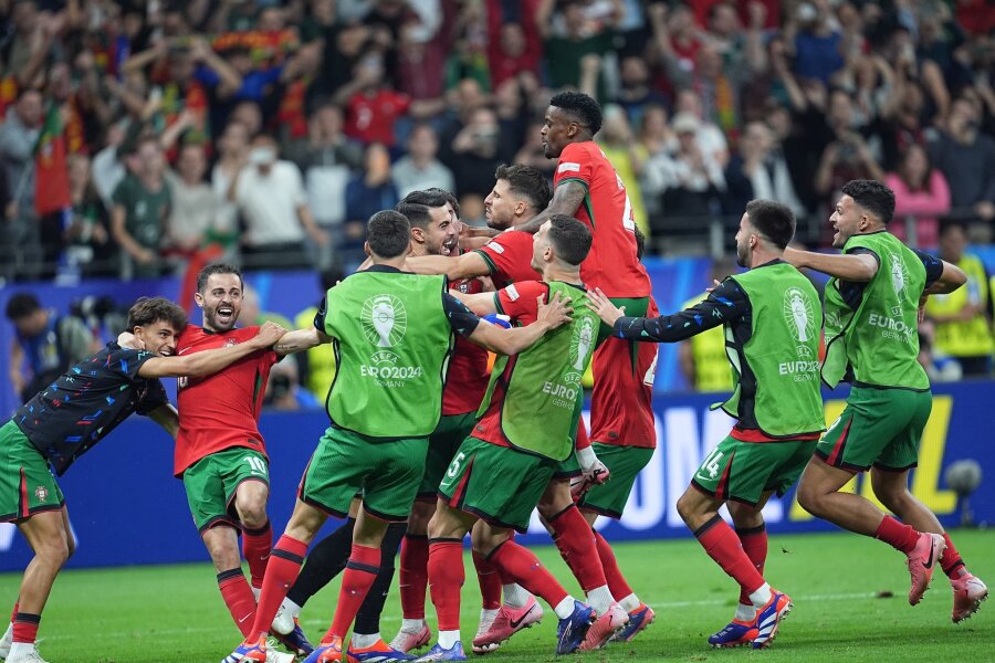 Weinender Ronaldo müht sich mit Portugal ins Viertelfinale - Die Portugiesen jubeln nach dem letzten verwandelten Elfmeter.