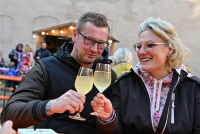 Weinfest in Rochlitz erneut verregnet - Carolin Rutsch und Norman Rudolph waren aus Bitterfeld nach Rochlitz gekommen und zum ersten Mal beim Weinfest dabei. Das Paar ließ sich vom miesen Wetter nicht abschrecken. 