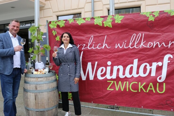 Die Polster-Catering-Geschäftsführer Enrico Matthes und Katrin Johst laden ins Weindorf auf dem Zwickauer Hauptmarkt ein. 