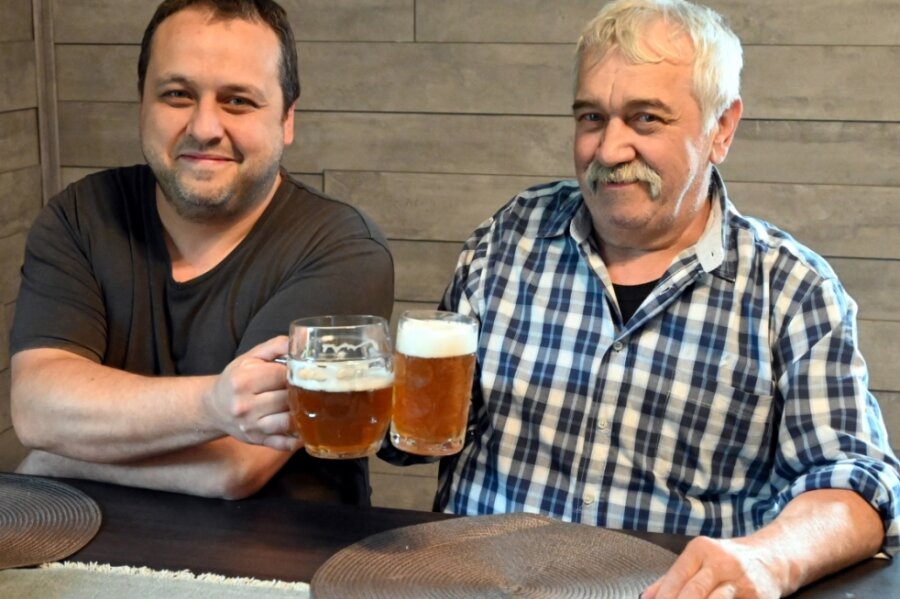Weiperter Bierbrauer beleben historisches Handwerk wieder - Martin Hippmann (l.) und sein Vater Toni bei einem Feierabendbier in der heimischen Küche. 