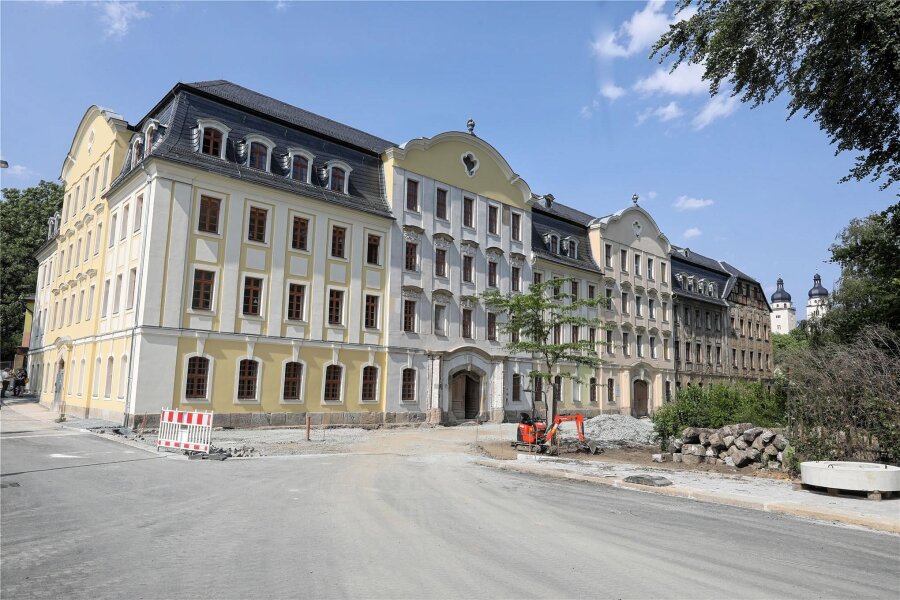 Weisbachsches Haus in Plauen: So geht es mit dem zweiten Bauabschnitt weiter - Im unsanierten Teil des Weisbachschen Hauses (rechts) sind nach den Bauarbeiten die Einrichtung von Wohnungen, Büros, Geschäfte und Restaurants denkbar.