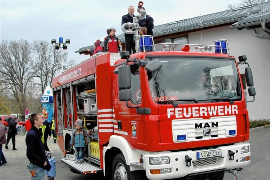 Weischlitz erhält im nächsten Jahr ein neues Feuerwehrauto - 2008 hatte die Weischlitzer Feuerwehr ein Einsatzfahrzeug vom Typ TLF 20/40 (Foto) erhalten. 2024 wird nun ein neuer Feuerwehrgerätewagen erwartet.