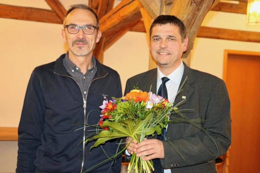 Weischlitzer Bürgermeister Steffen Raab tritt seine dritte Amtszeit an - Michael Kellner (links) gratuliert Bürgermeister Steffen Raab zur Wiederwahl.