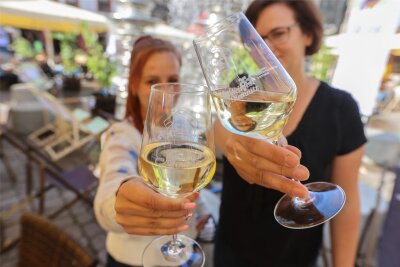 Weiß, Rot oder Rosé: Heute startet das Weinfest in Chemnitz - Susann Gäbler (links) und Sandra Hille lassen sich auf dem Markt vor dem Alten Rathaus einen Weißwein schmecken.