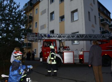Weißbach: Mann nach Wohnungsbrand tot aufgefunden - In diesem Mehrfamilienhaus, einer ehemaligen Strumpffabrik im Oberdorf von Weißbach, war am Freitagnachmittag gegen 15 Uhr der Brand in einer Wohnung im ersten Stock ausgebrochen.