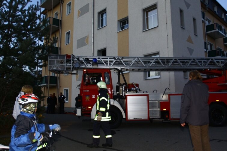 Weißbach: Mann nach Wohnungsbrand tot aufgefunden - In diesem Mehrfamilienhaus, einer ehemaligen Strumpffabrik im Oberdorf von Weißbach, war am Freitagnachmittag gegen 15 Uhr der Brand in einer Wohnung im ersten Stock ausgebrochen.