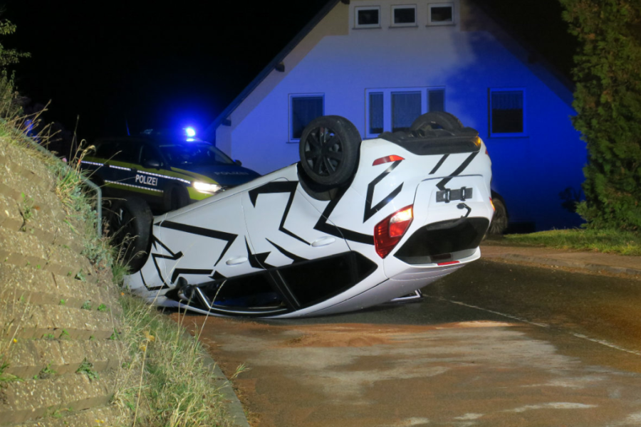 Weißbach: Pkw überschlägt sich - Fahrerin bleibt unverletzt - 