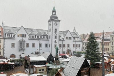 Weiße Mützen für den Christmarkt in Freiberg - Die Dächer des Freiberger Christmarktes zeigten sich am Freitagnachmittag vorweihnachtlich schneebedeckt. Am Dienstagnachmittag öffnet der Markt dann seine Pforten - erstmals seit 2019. 
