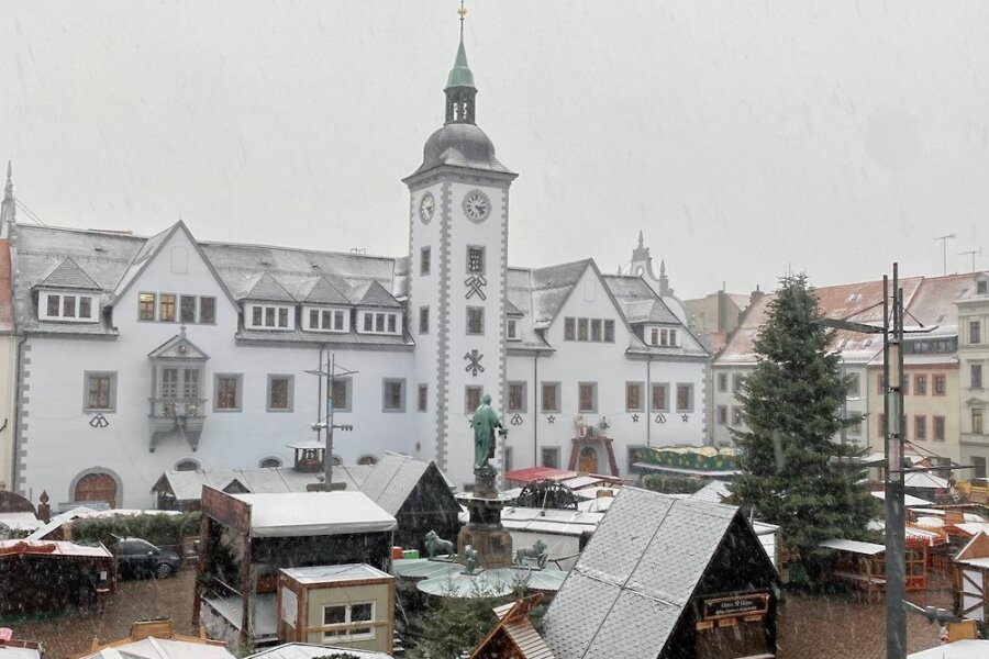 Weiße Mützen für den Christmarkt in Freiberg - Die Dächer des Freiberger Christmarktes zeigten sich am Freitagnachmittag vorweihnachtlich schneebedeckt. Am Dienstagnachmittag öffnet der Markt dann seine Pforten - erstmals seit 2019. 