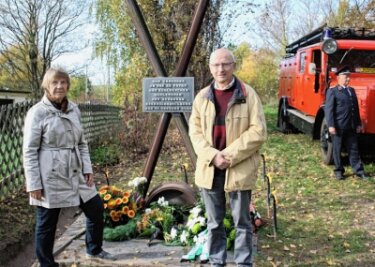 Weiße Rosen zur Erinnerung an Unglücksopfer - Petra Otto und der ehemalige Pfarrer Ullrich Wagner gehörten zu den Überlebenden des schweren Zugunglücks.