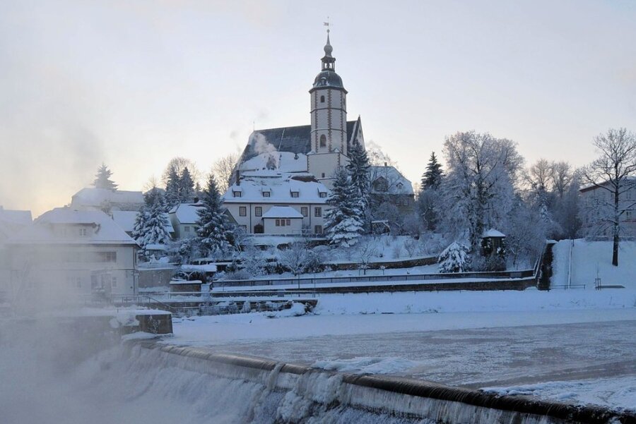 Die Peniger Stadtkirche auf einem Foto, das zu Weihnachten 2010 in der "Freien Presse" erschien. In jenem Jahr konnte man sich in Mittelsachsen wie deutschlandweit an weißer Weihnacht erfreuen. 