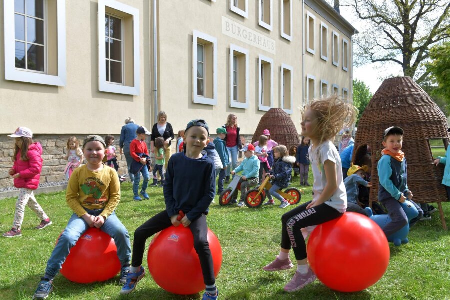 Weißenborn: Eltern brauchen gerade doppelt Nerven - Hüpfbälle, Laufräder und Tipis stehen den Kinder der Kita Weißenborn im Ausweichquartier Bürgerhaus Berthelsdorf zur Verfügung.