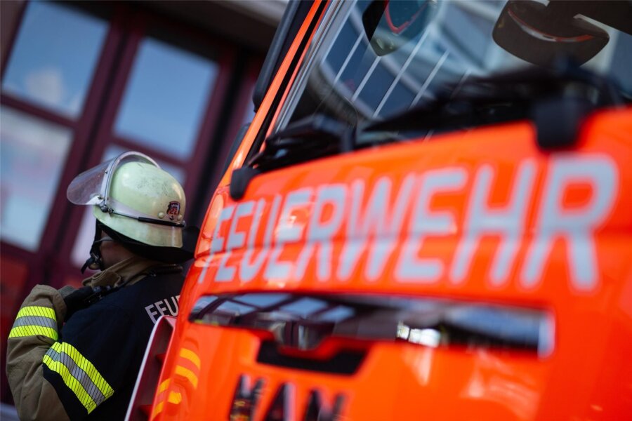Weißenborn: Feuerwehreinsatz in Industriebetrieb - Symbolfoto: Ein Einsatzfahrzeug der Feuerwehr steht auf einem Parkplatz.