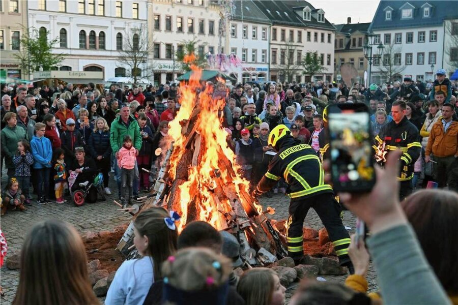 Weit über 1000 Besucher wollen zum Hexenfeuer in Rochlitz - Unter viel Publikumsandrang wurde das Hexenfeuer am Sonntagabend auf dem Rochlitzer Marktplatz entzündet. 