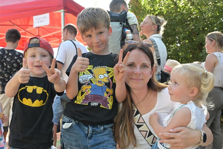 Weit über 20.000 Besucher beim Kinderfest „Zwikkifaxx“ in Zwickau - Hatten beim „Zwikkifaxx“ Spaß: Janine Gündel mit ihren Kindern Jimi, Charlie und Fritzi (von links).