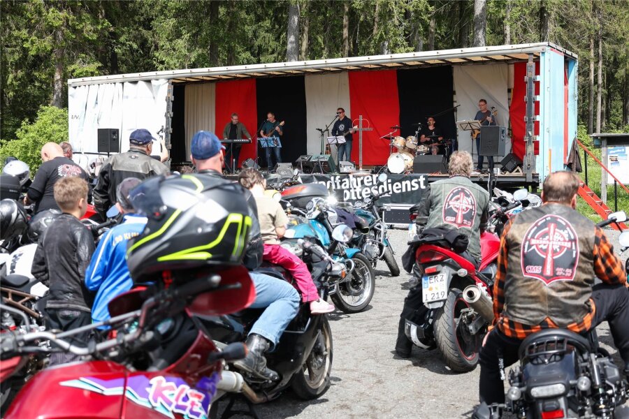 Weit über 200 christliche Biker feiern Motorradfahrer-Gottesdienst im Vogtland - Die Band „See The Light“ aus Klingenthal sorgte für Live-Musik zum Motorradfahrer-Gottesdienst.