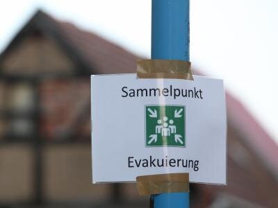 Ein Schild mit der Aufschrift "Sammelpunkt Evakuierung" in Wittenberge in Brandenburg.